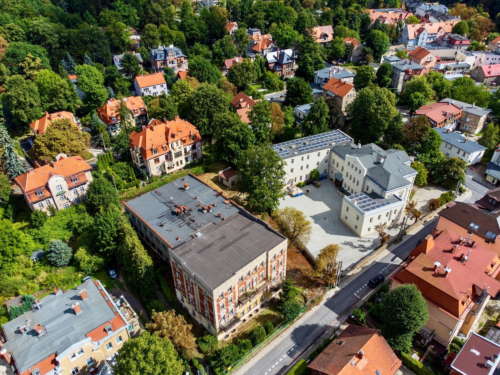 Zdjęcie lotnicze okolicy, nieruchomość na tle willowej zabudowy uzdrowiskowej Szczawna-Zdroju.