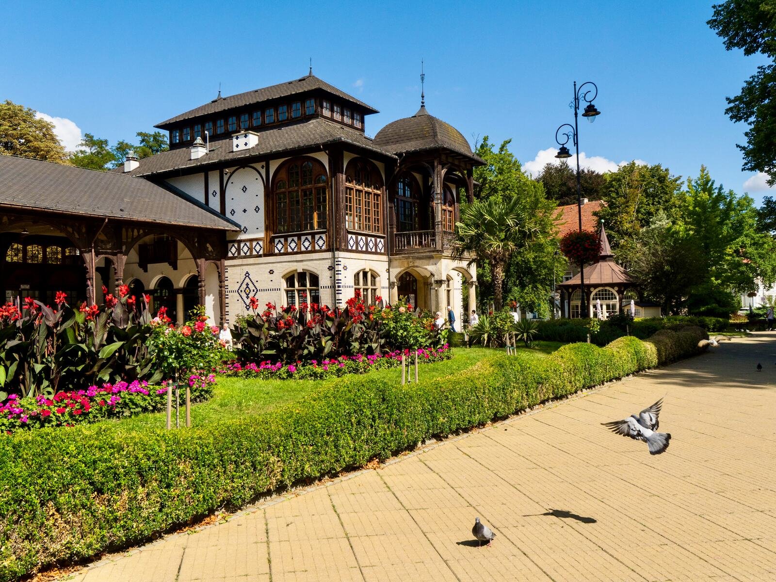 Hala Spacerowa w Parku Zdrojowym w Szczawnie-Zdroju, drewniana architektura uzdrowiskowa.